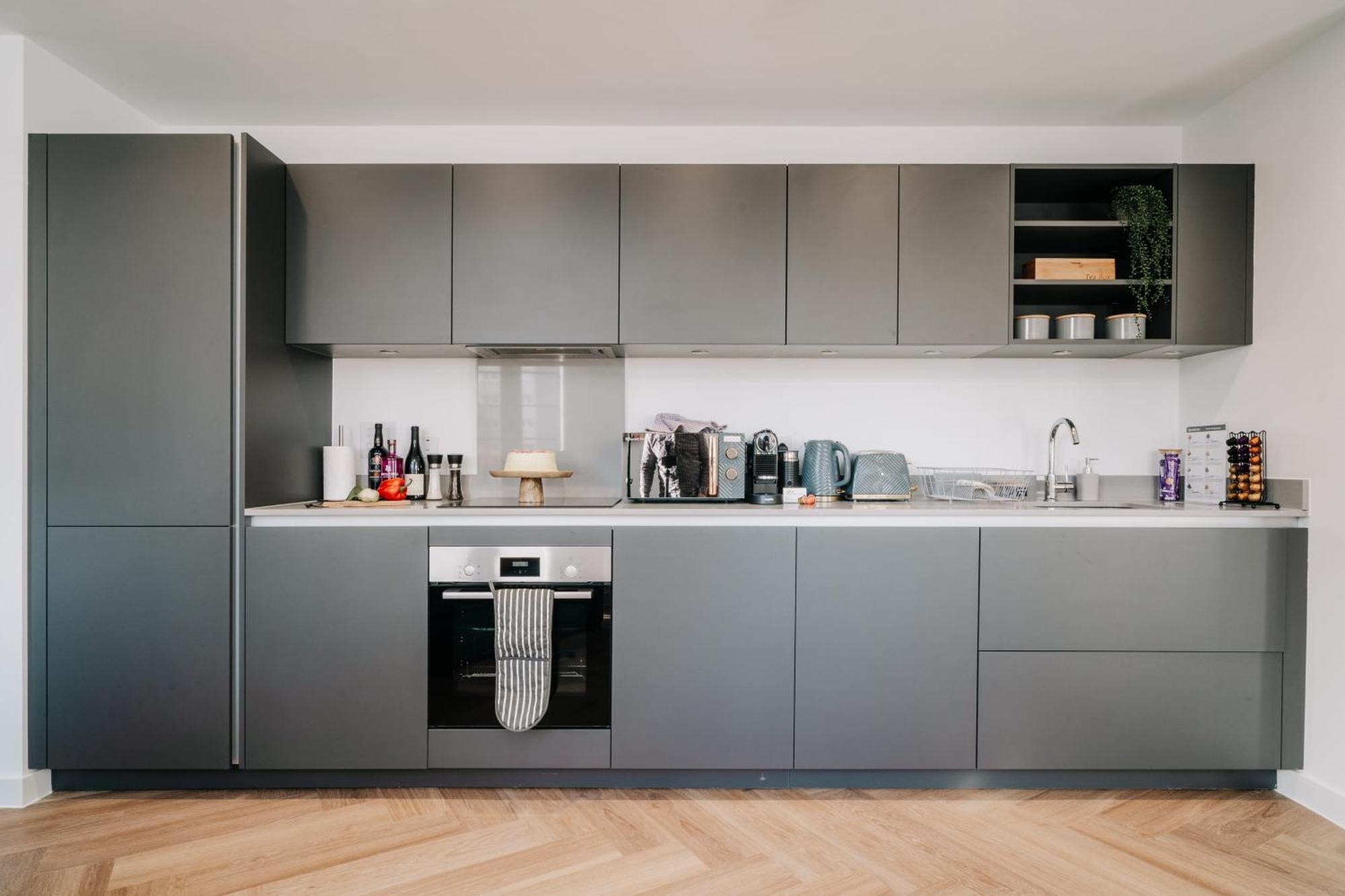 Canal-view Stunning Living, Fast Wifi, Contractors, Family Apartment