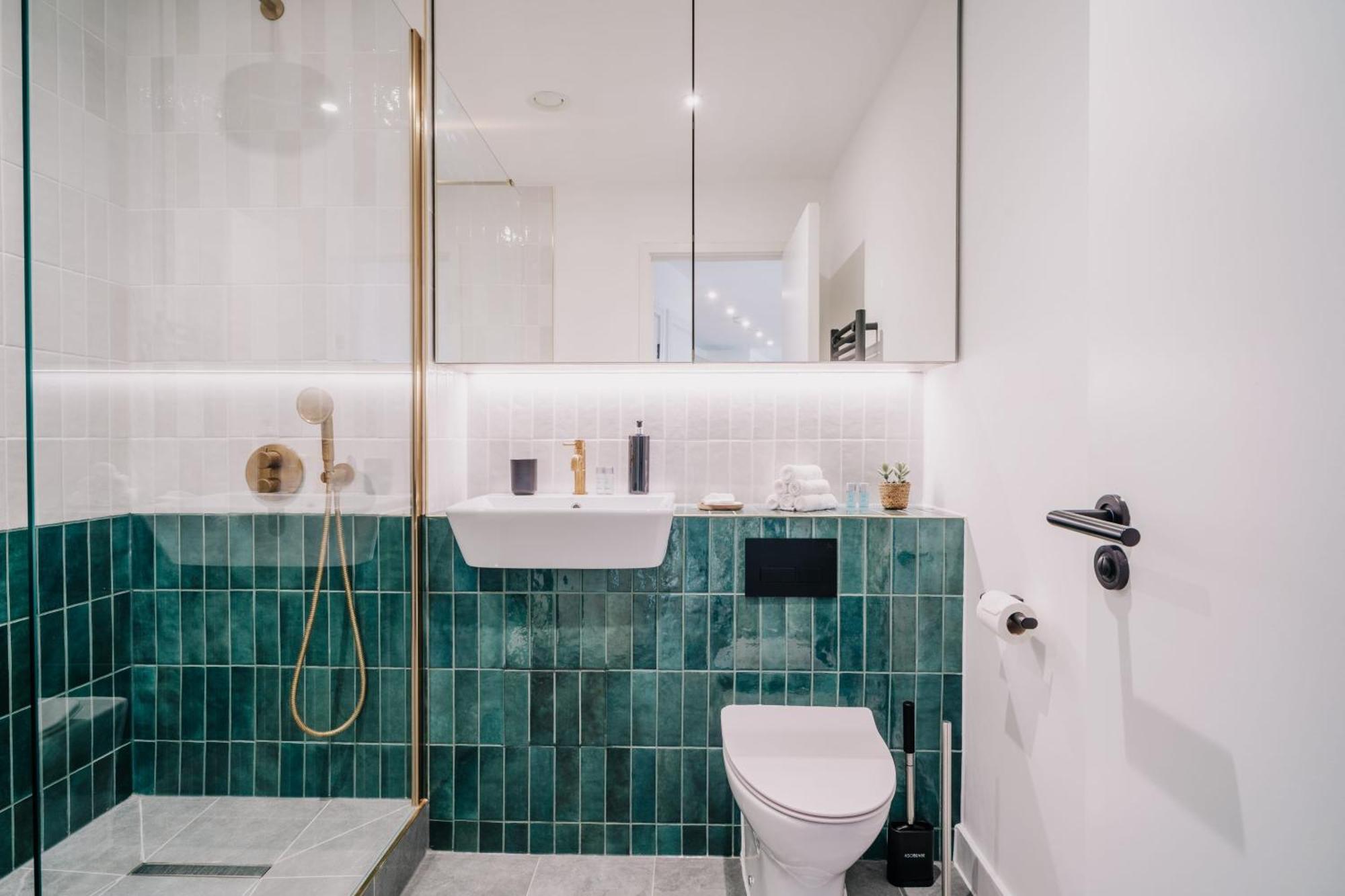 Canal-view Stunning Living, Fast Wifi, Contractors, Family Apartment *