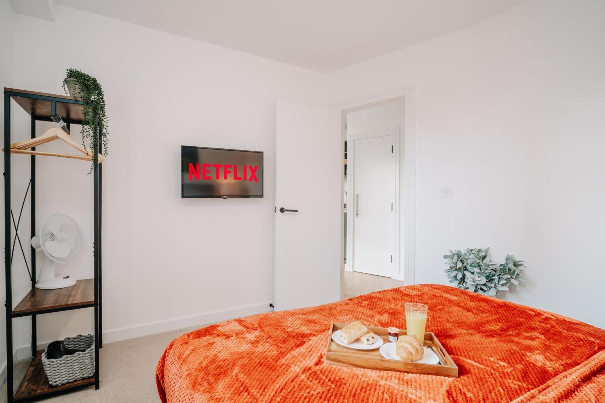 Canal-view Stunning Living, Fast Wifi, Contractors, Family Apartment