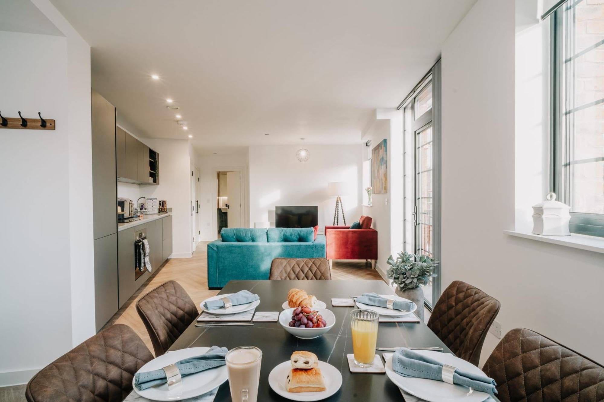 Apartment Canal-view Stunning Living, Fast Wifi, Contractors, Family *