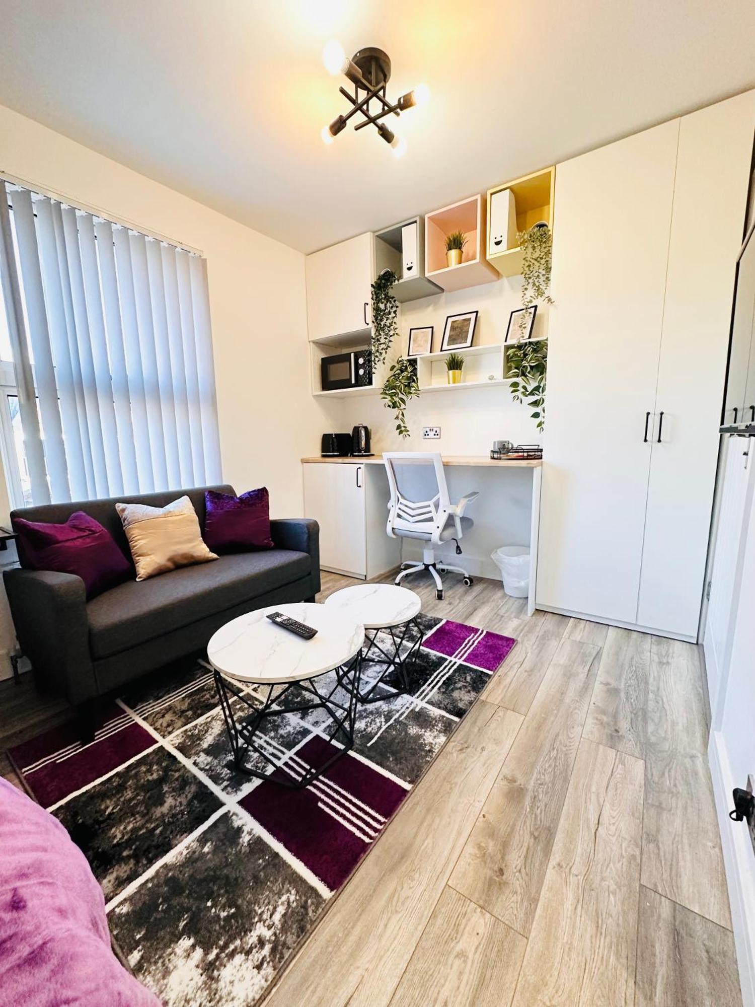 Guest house R3 - Newly Renovated Luxury Private En-suite In Harborne Park Road -