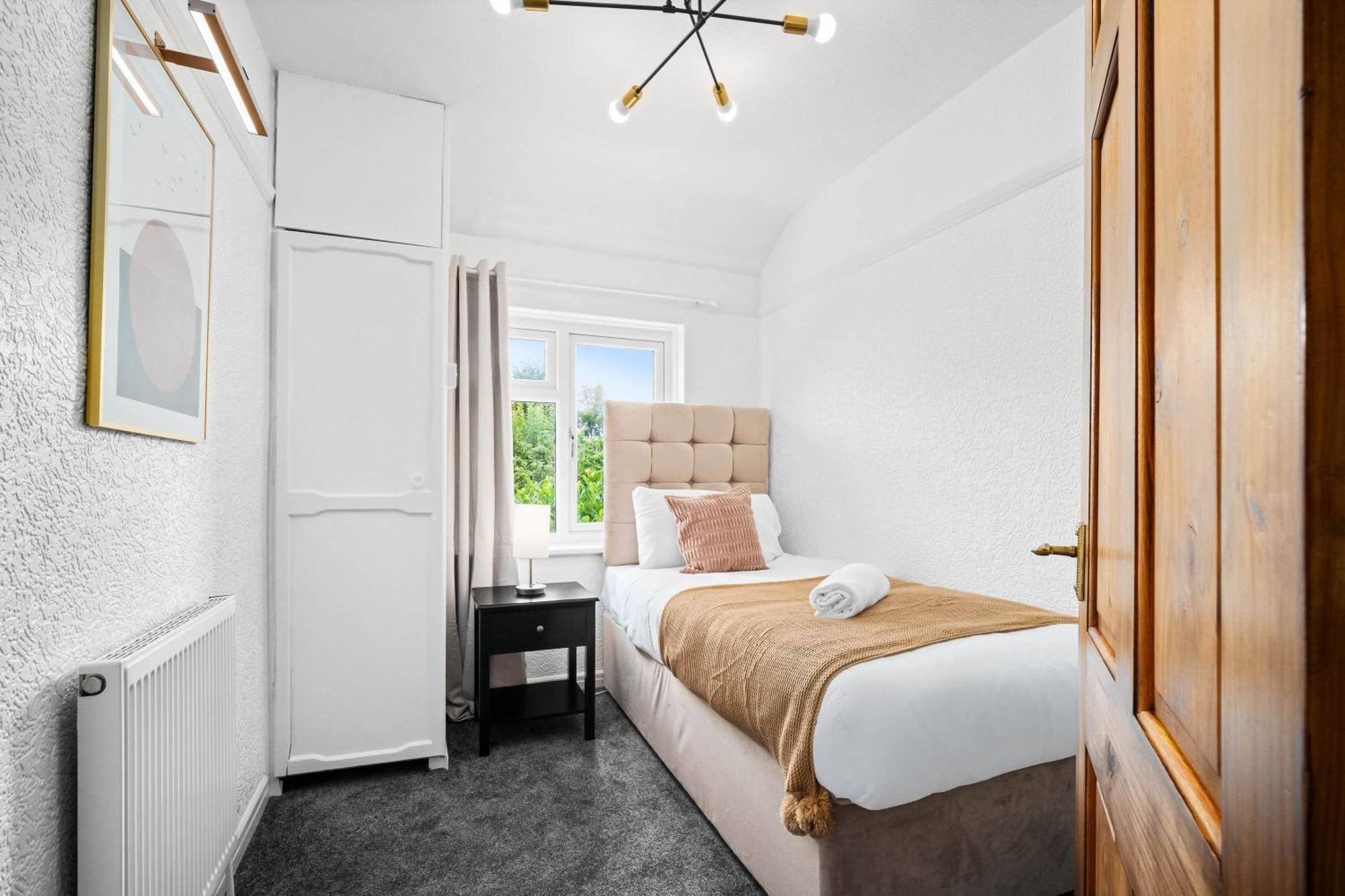 Luxurious 3 Bedroom House With Parking 73b - Rated - Netflix - Wifi - Smart Tv