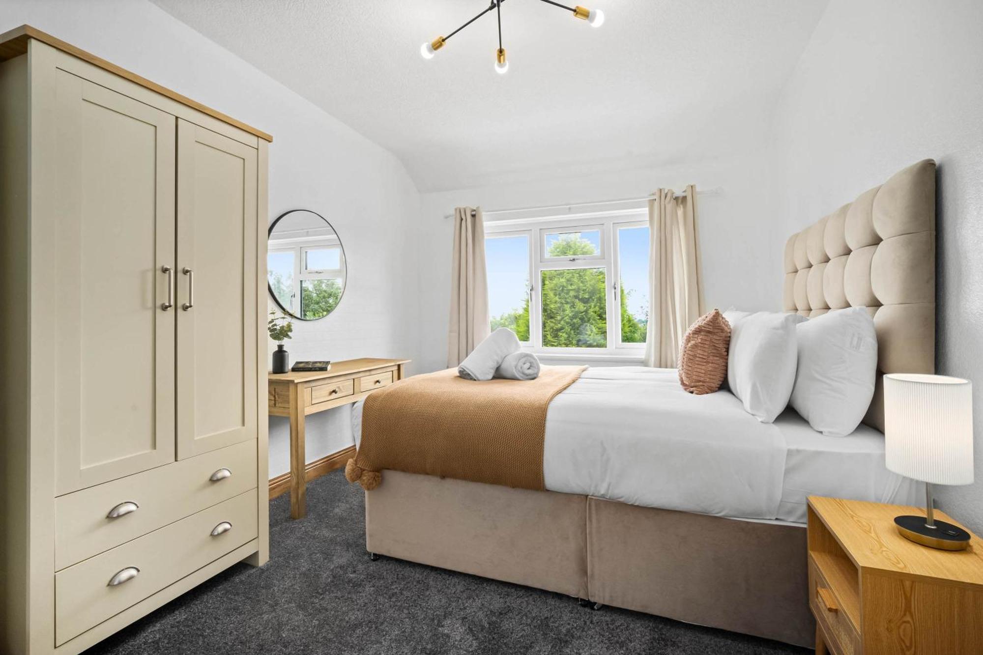 Luxurious 3 Bedroom House With Parking 73b - Rated - Netflix - Wifi - Smart Tv Holiday home Birmingham