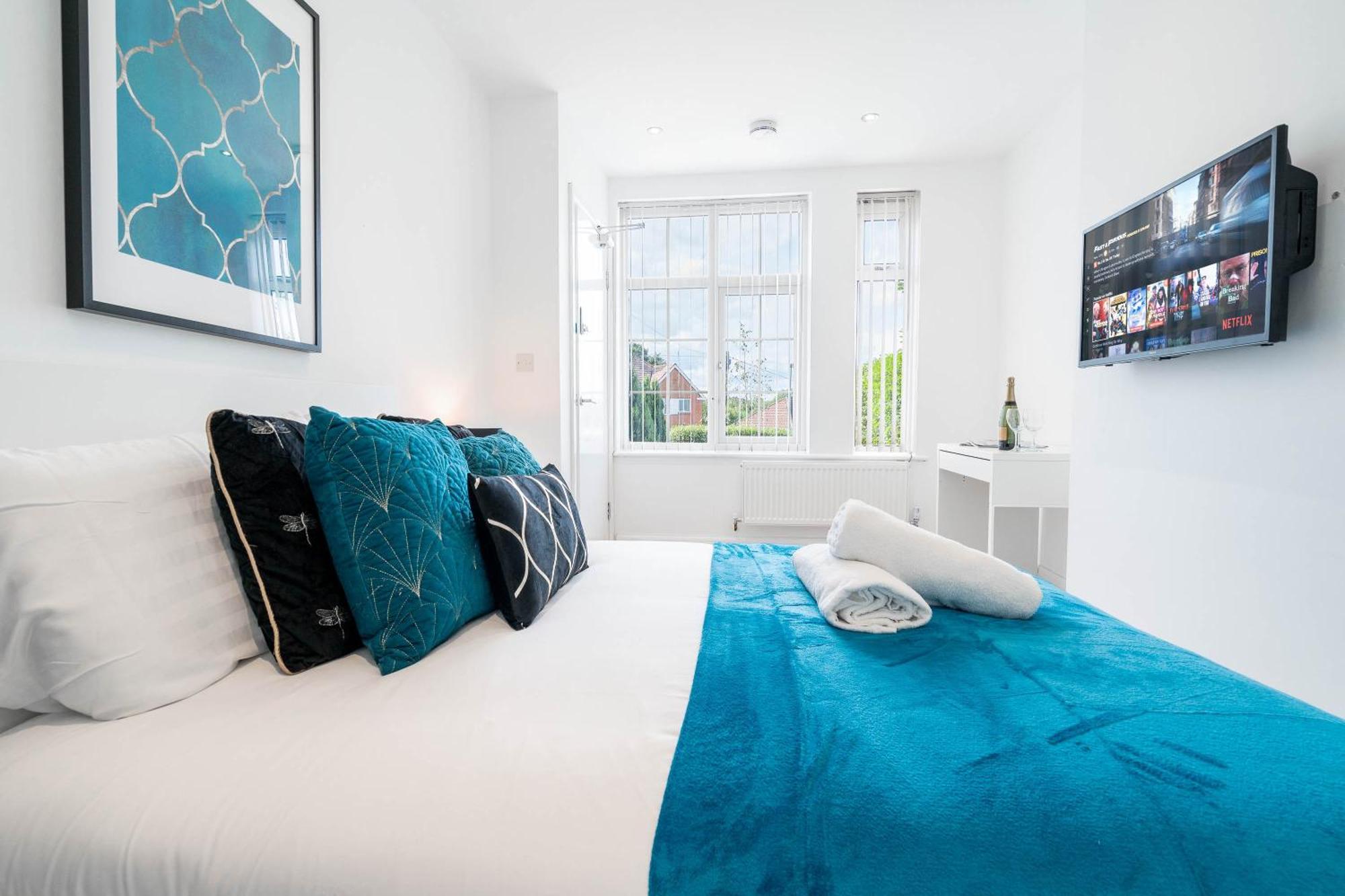 4 Bedroom House - Parking & Garden - Smart Tvs - Netflix - Wifi - Rated - 22cg Holiday home *