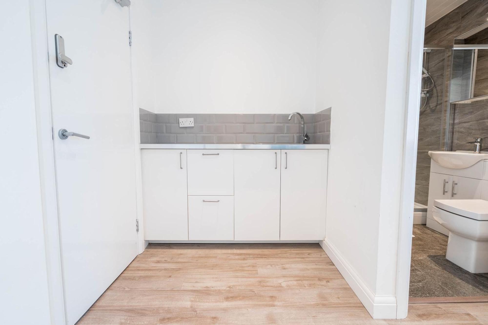 Holiday home 4 Bedroom House - Parking & Garden - Smart Tvs - Netflix - Wifi - Rated - 22cg