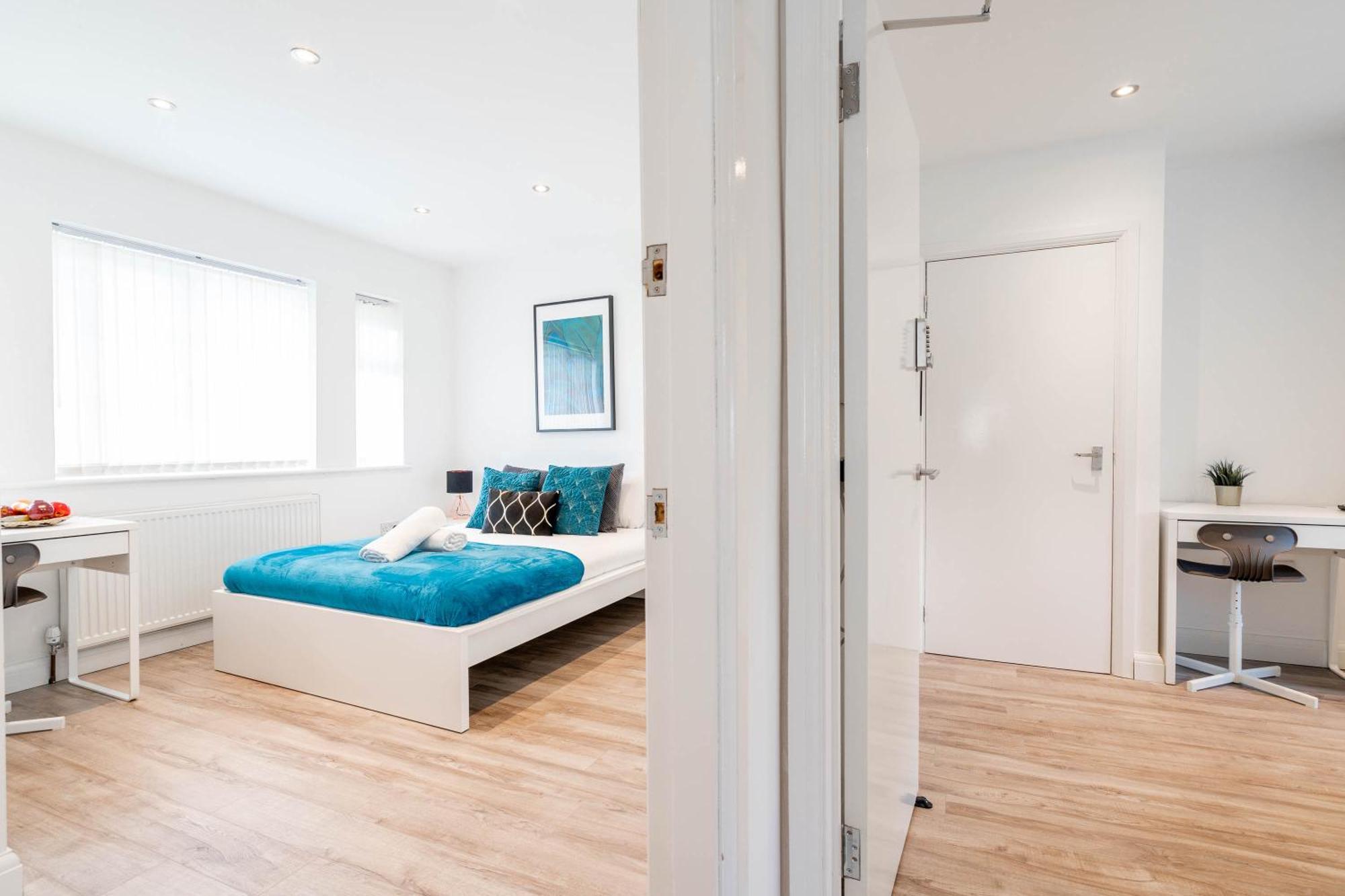 Holiday home 4 Bedroom House - Parking & Garden - Smart Tvs - Netflix - Wifi - Rated - 22cg *