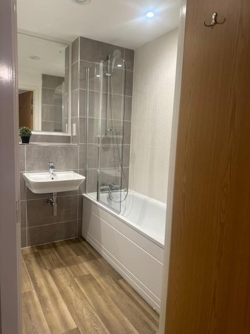 Bham Luxury Centre - Free Parking & Balcony View