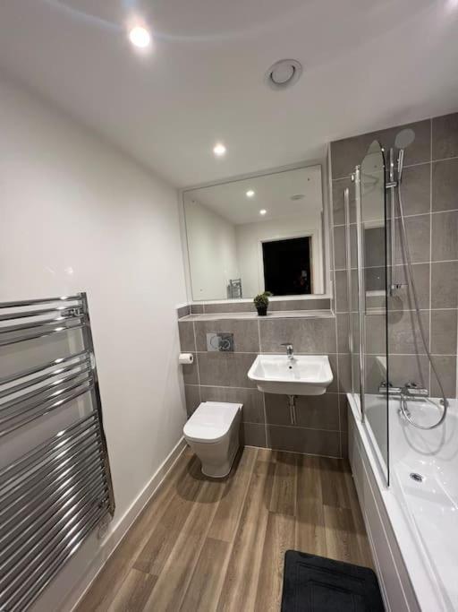 Bham Luxury Centre - Free Parking & Balcony View Apartment *