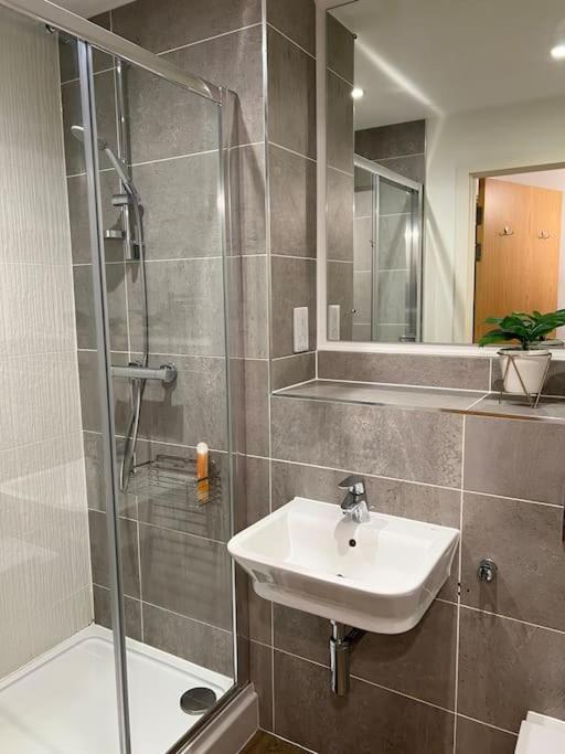 Bham Luxury Centre - Free Parking & Balcony View Apartment *
