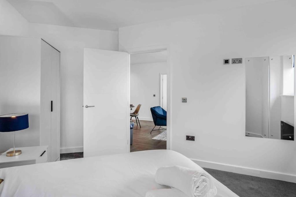 Apartment Luxury 2 Bedroom B5 Near China Town & O2
