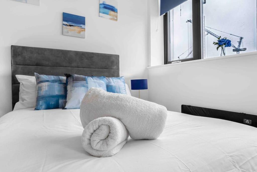 Luxury 2 Bedroom B5 Near China Town & O2 Apartment