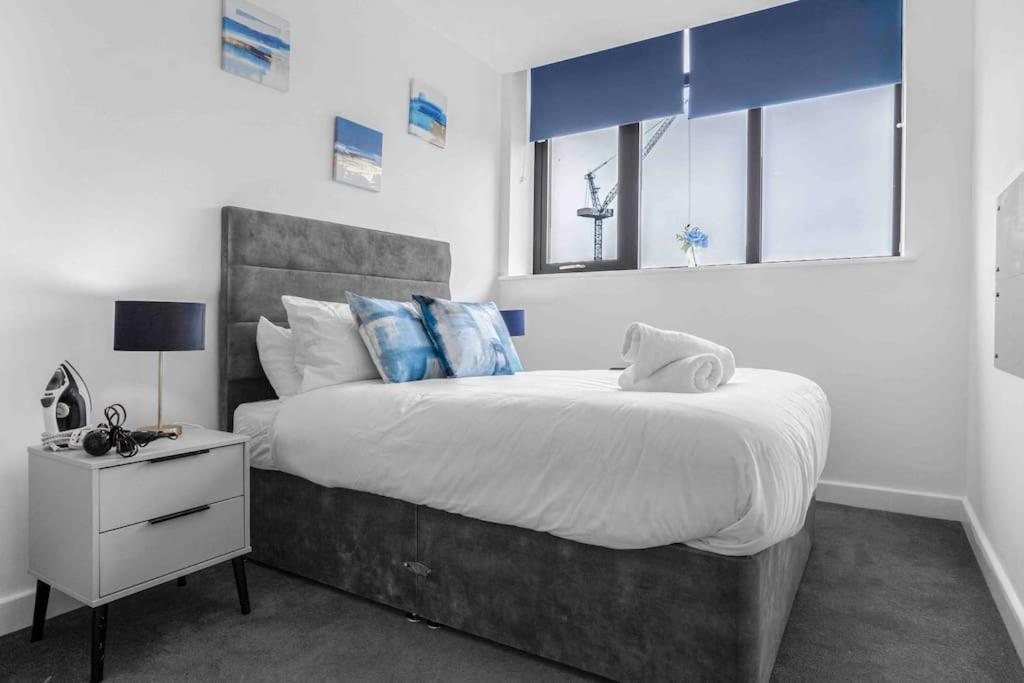Luxury 2 Bedroom B5 Near China Town & O2 Apartment