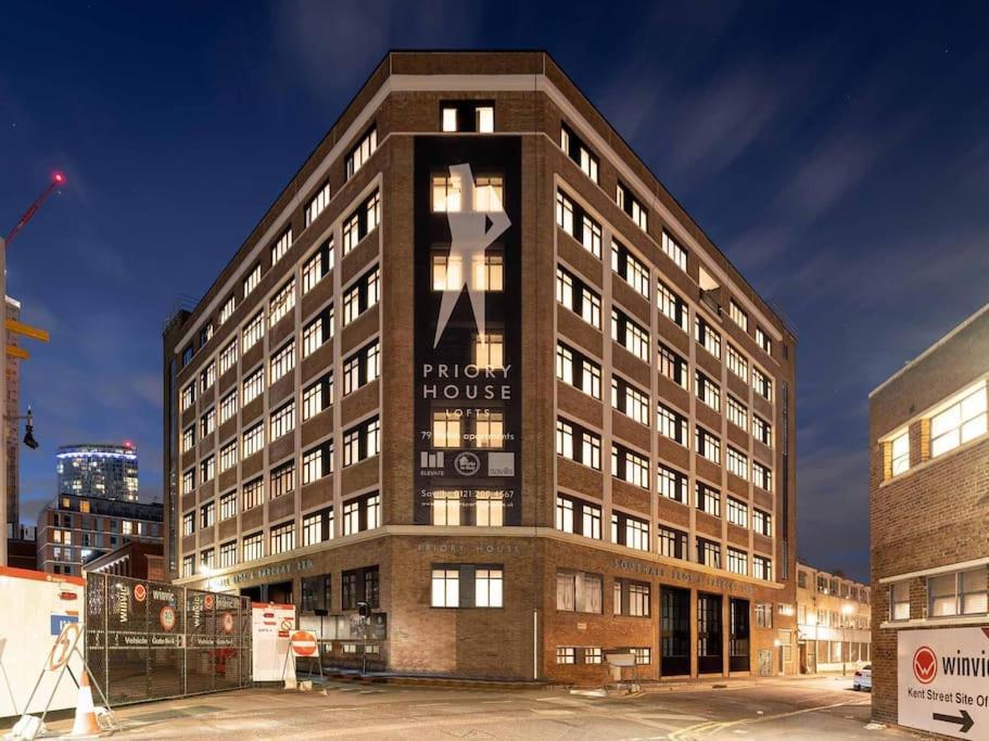 Luxury 2 Bedroom B5 Near China Town & O2 Apartment