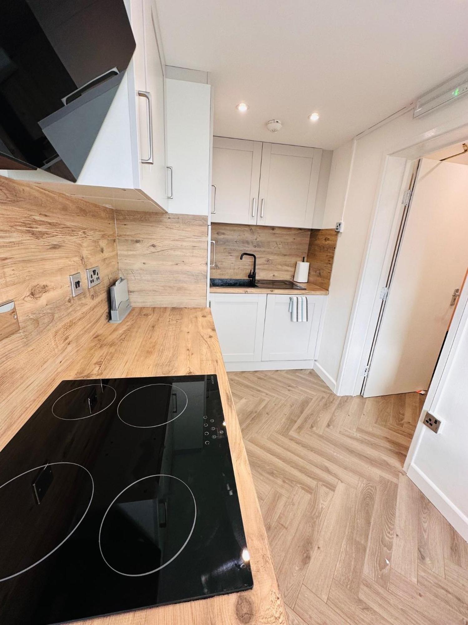 R2 - Private In Modern Shared Apartment, Each With Kitchenette, Birmingham