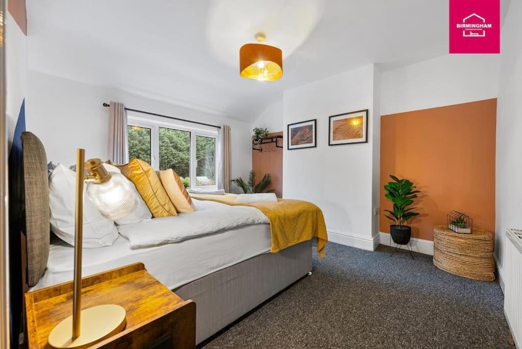 Insurance - Relocations - Contractors - Accessible Ground Floor Bed And Bathroom-4 Bedroom Hall Green House With 7 Separate Beds And Drive Holiday home *