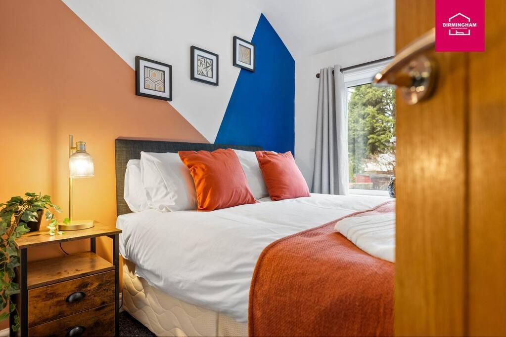 Insurance - Relocations - Contractors - Accessible Ground Floor Bed And Bathroom-4 Bedroom Hall Green House With 7 Separate Beds And Drive Holiday home