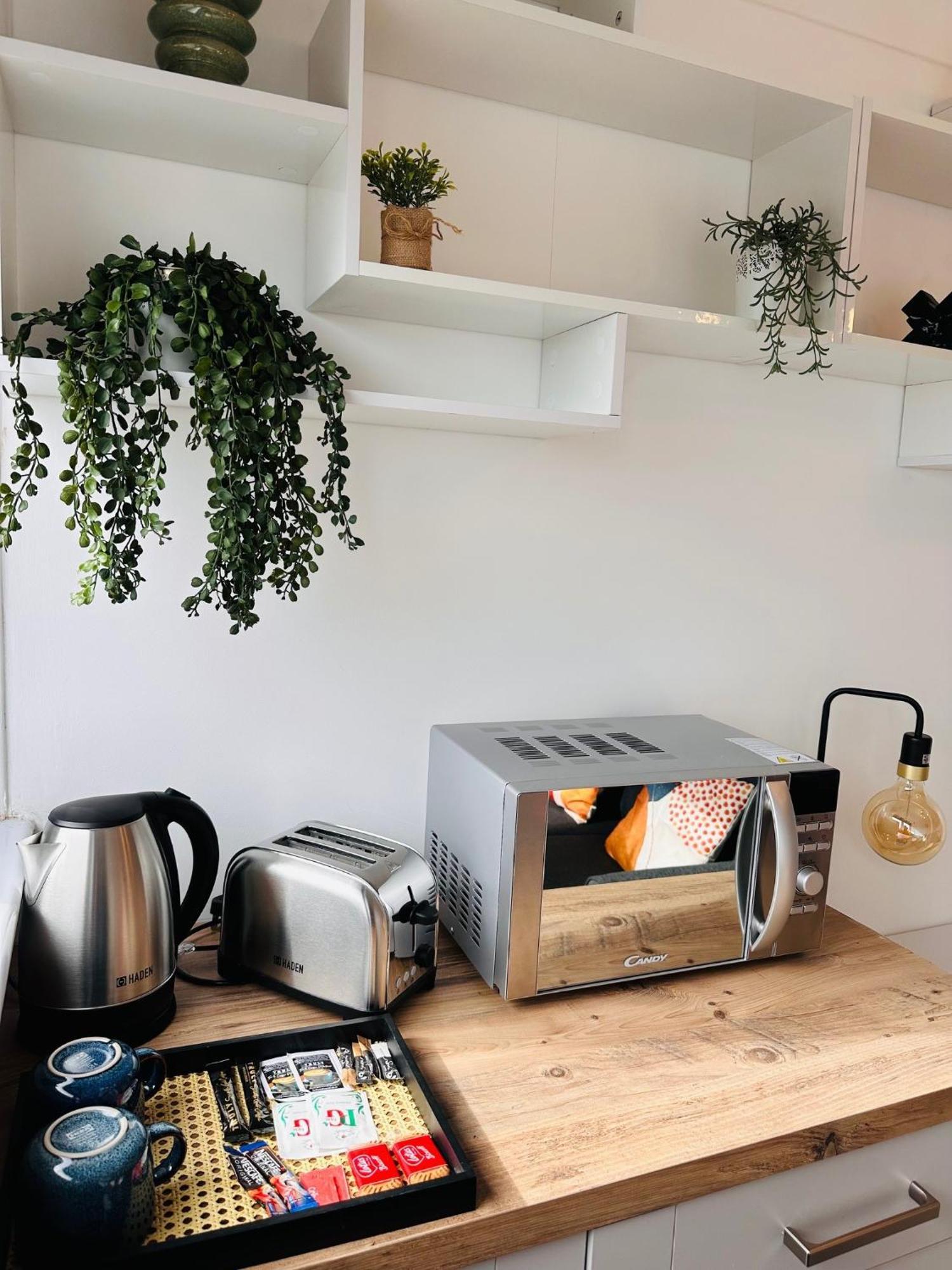 Guest house R2 - Private In Modern Shared Apartment, Each With Kitchenette, Birmingham
