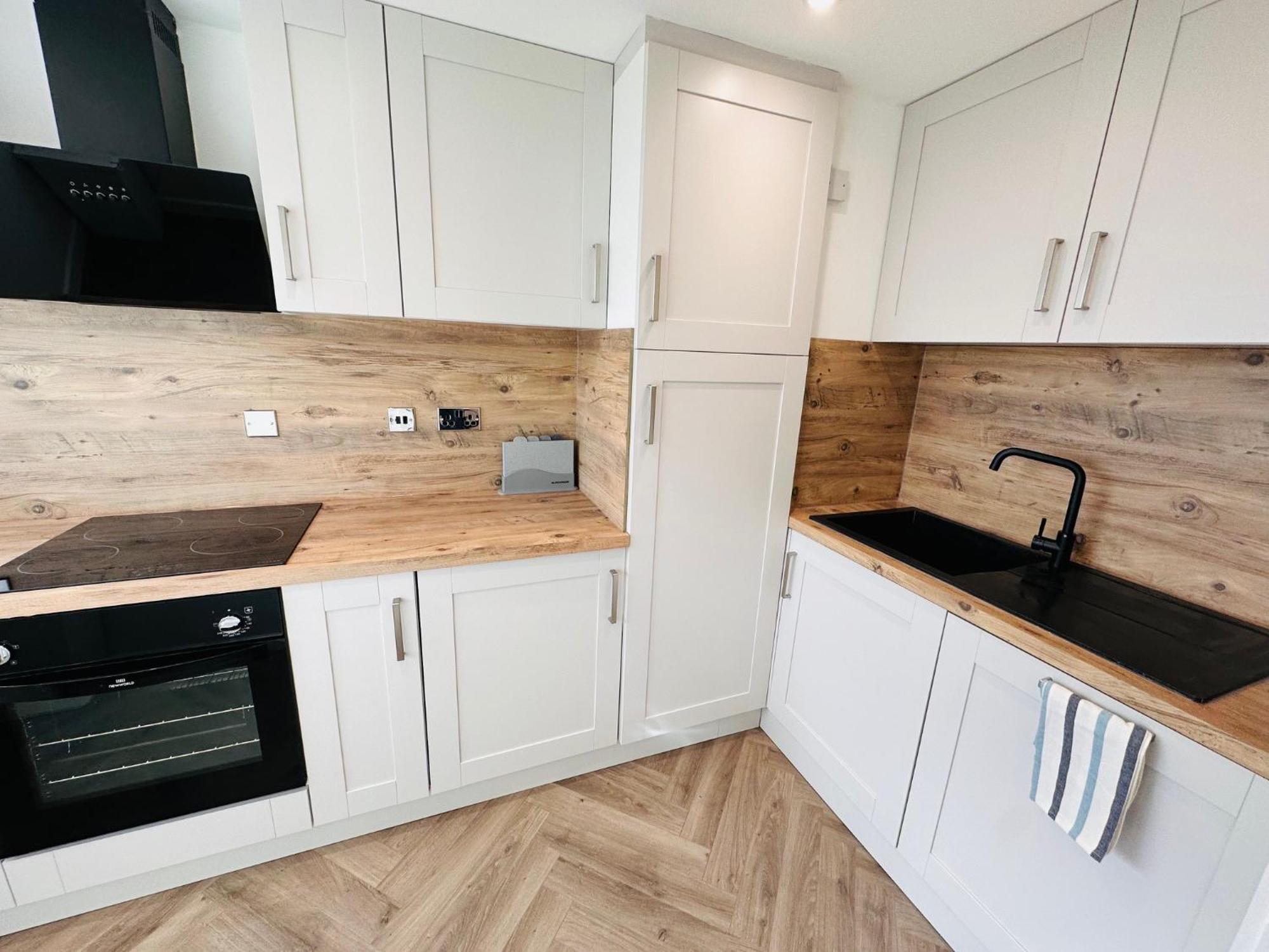 Guest house R2 - Private In Modern Shared Apartment, Each With Kitchenette,