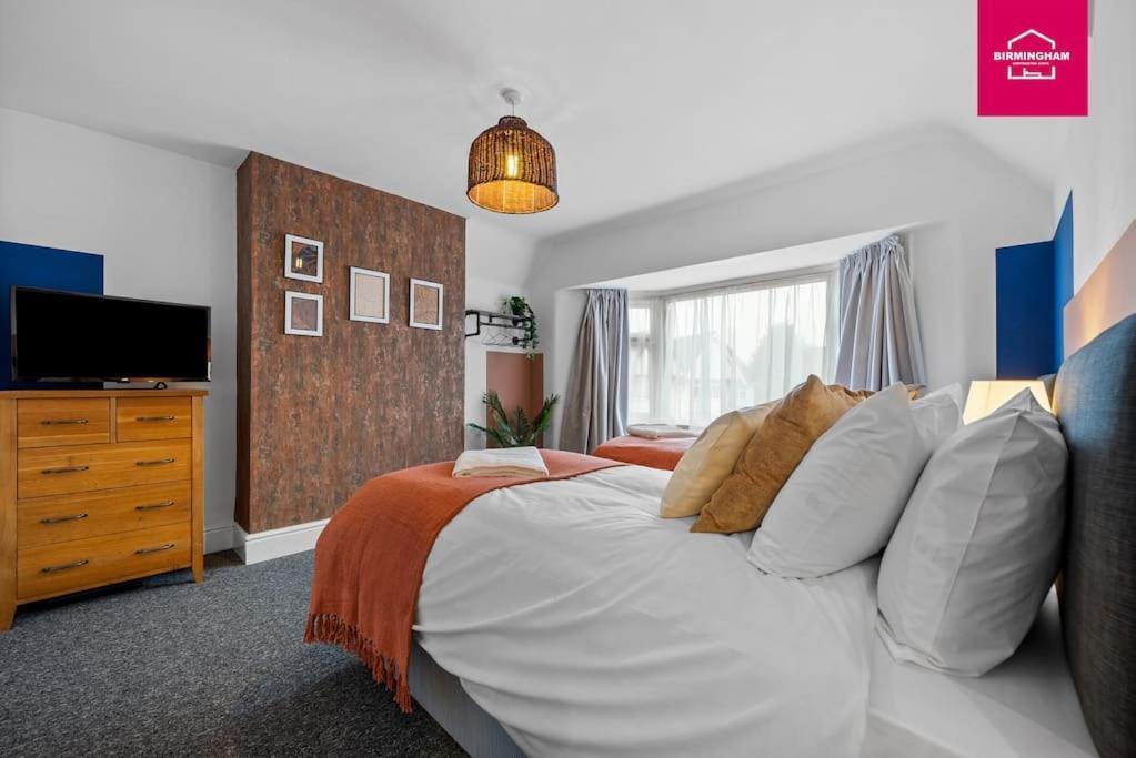 Holiday home Insurance - Relocations - Contractors - Accessible Ground Floor Bed And Bathroom-4 Bedroom Hall Green House With 7 Separate Beds And Drive Birmingham