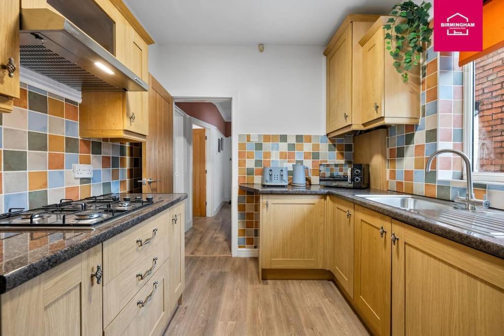 Insurance - Relocations - Contractors - Accessible Ground Floor Bed And Bathroom-4 Bedroom Hall Green House With 7 Separate Beds And Drive Holiday home