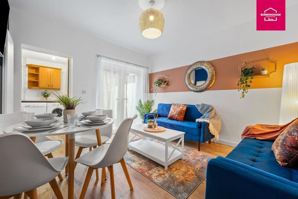 Insurance - Relocations - Contractors - Accessible Ground Floor Bed And Bathroom-4 Bedroom Hall Green House With 7 Separate Beds And Drive Holiday home *