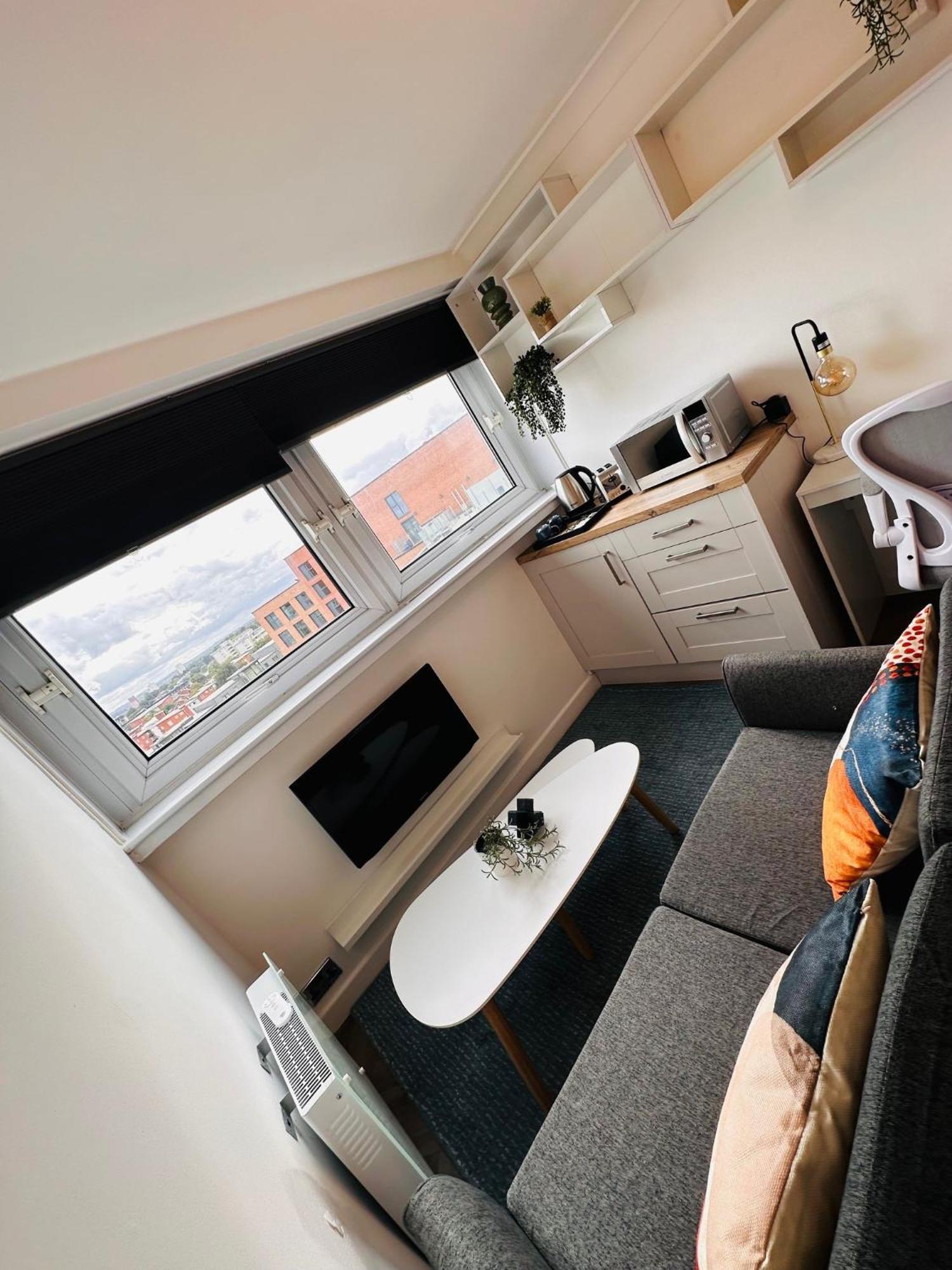 R2 - Private In Modern Shared Apartment, Each With Kitchenette, * Birmingham
