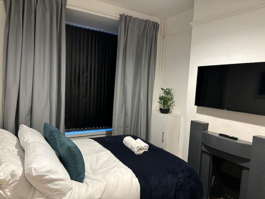 Contractor Dig, Pubs Nearby, Birmingham, M42 & M5 Links Apartment