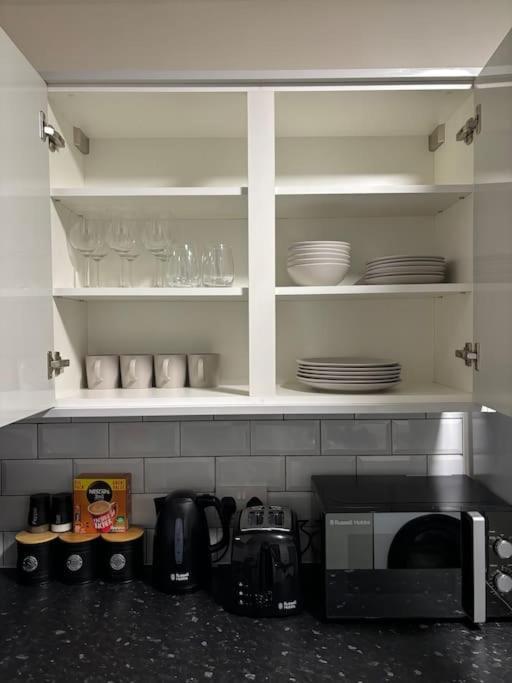 Apartment Contractor Dig, Pubs Nearby, Birmingham, M42 & M5 Links
