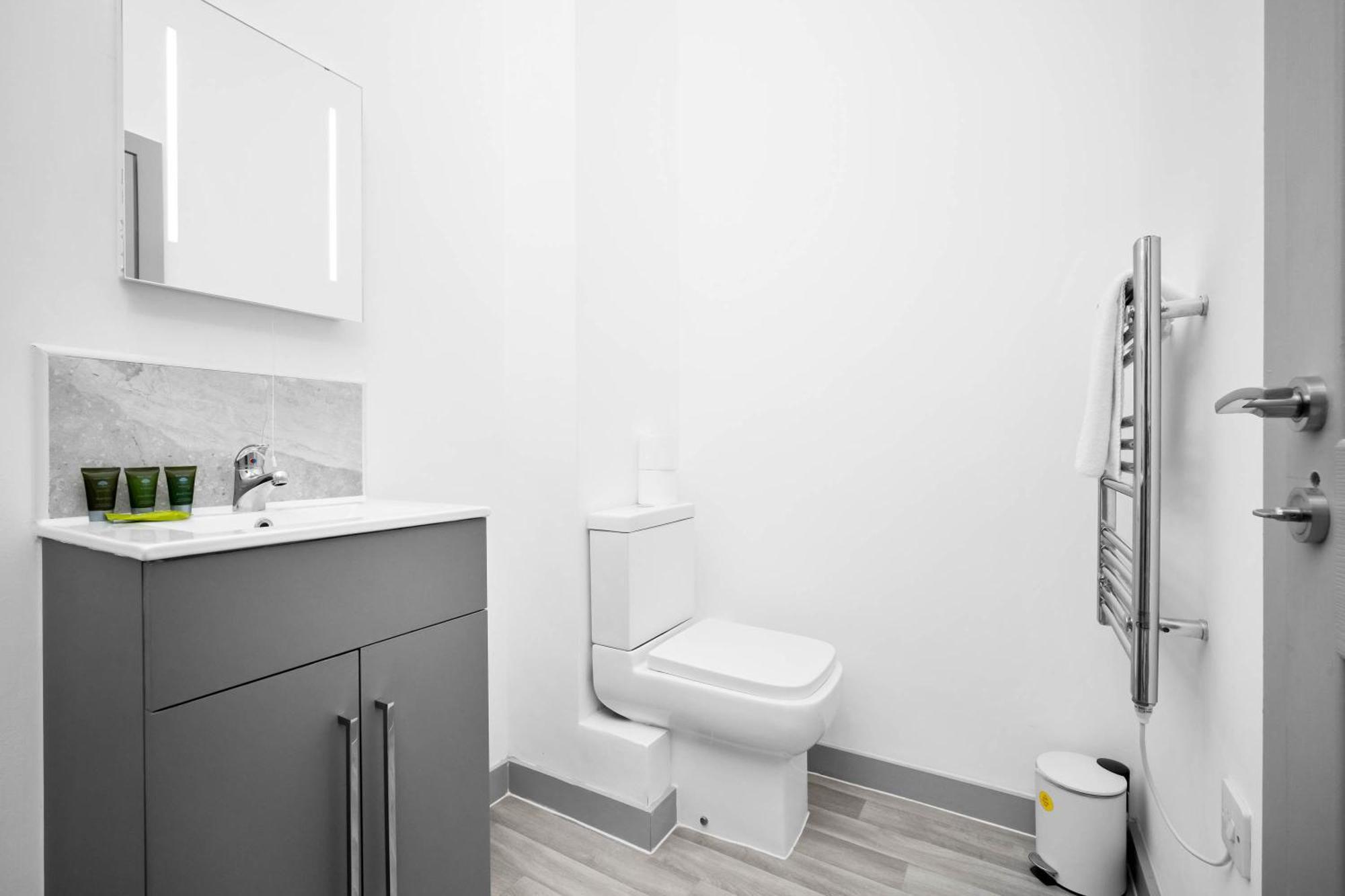 New - Brierley Hill - Parking - Wifi - Netflix - Rated - Excellent Value - 309o * Birmingham