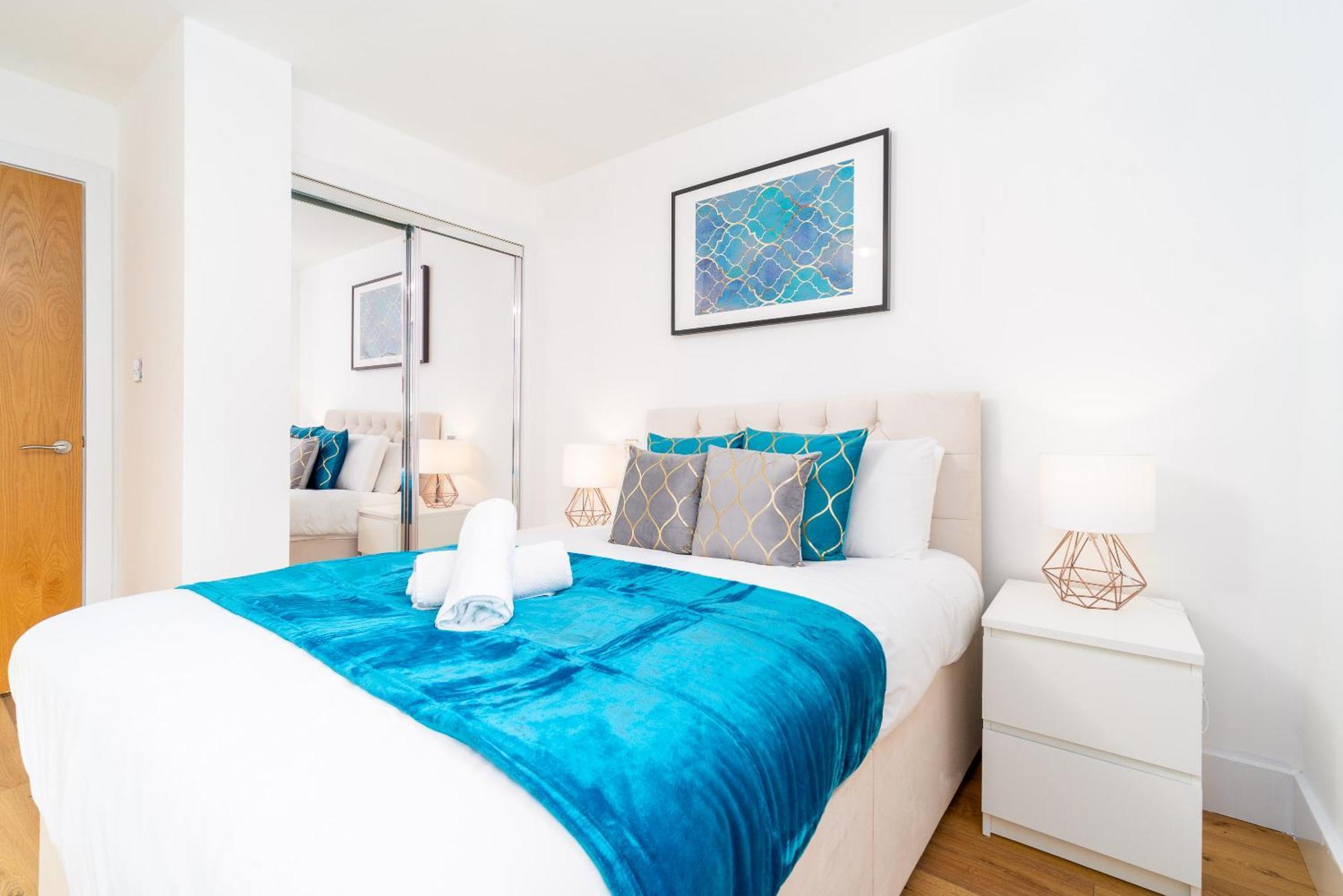 Apartment Stylish Centre - 2 Bed - Secure Parking - 5ac *
