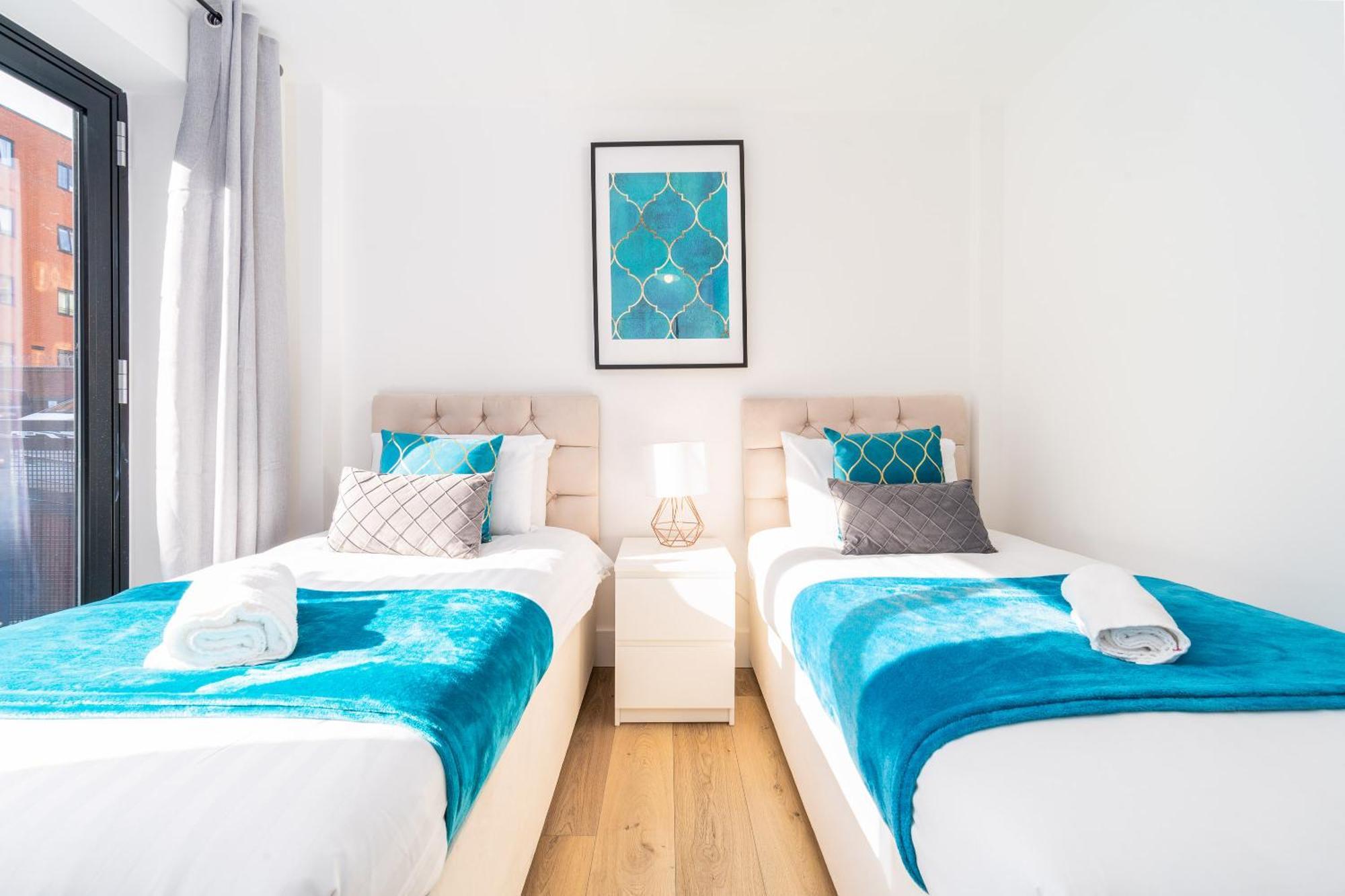 Apartment Stylish Centre - 2 Bed - Secure Parking - 5ac