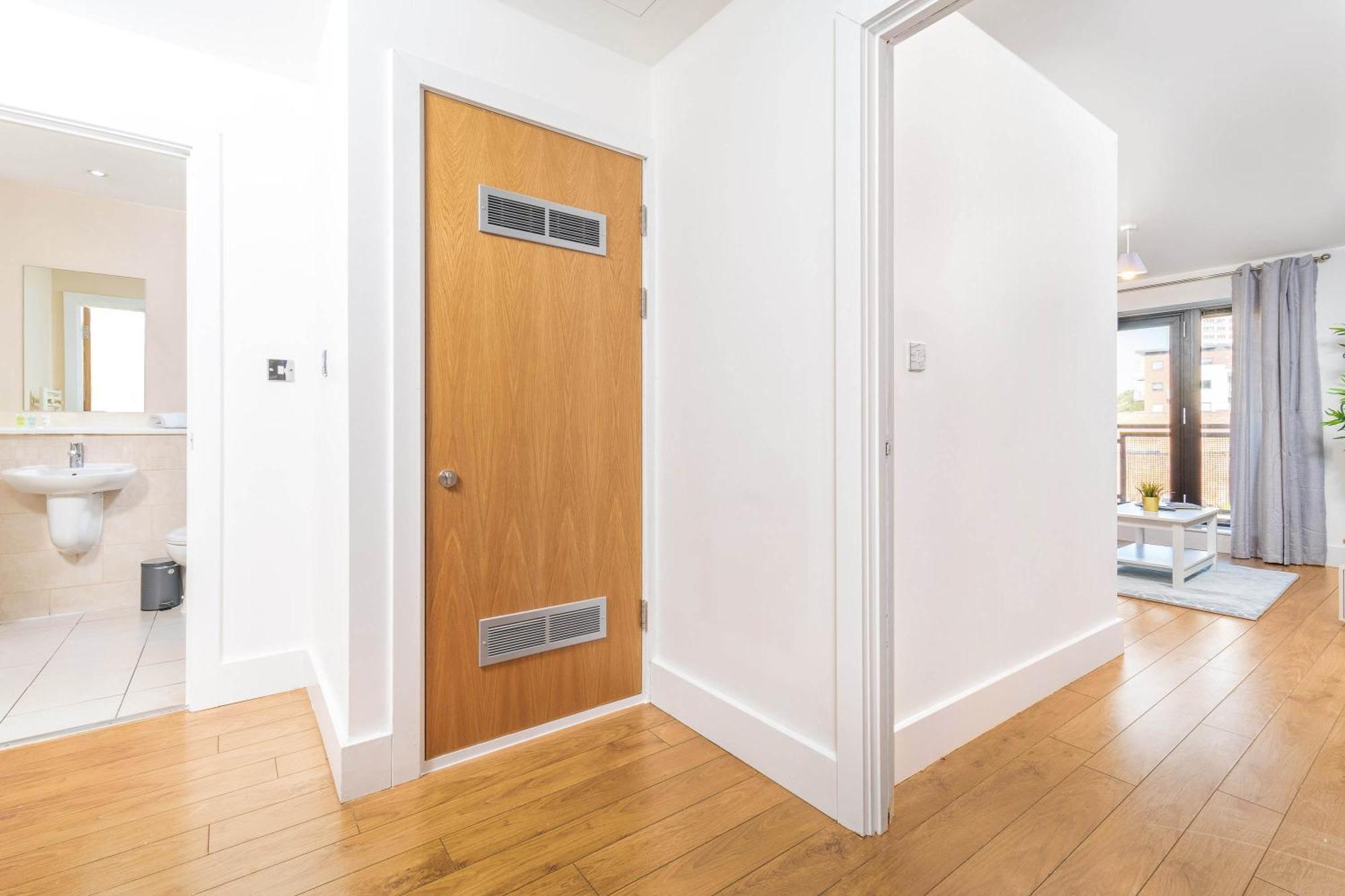 Apartment Stylish Centre - 2 Bed - Secure Parking - 5ac *