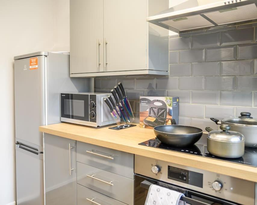 Stylish Two-bed House Sleep Up-to 6 *