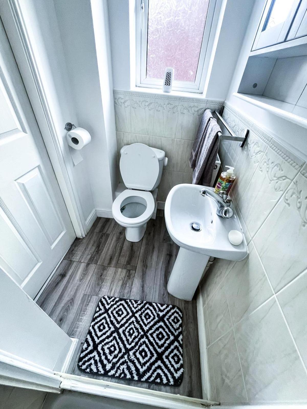 Spacious 6 Bedroom House Near Centre *