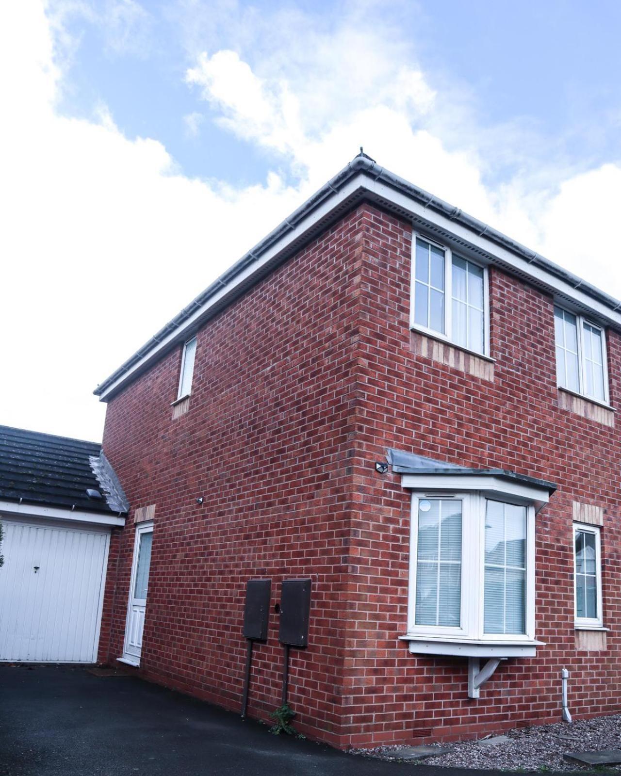 Spacious 6 Bedroom House Near Centre *