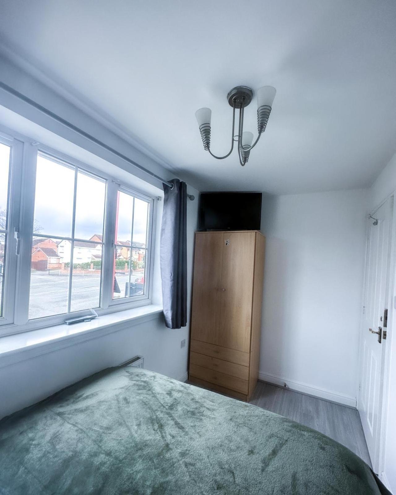 Spacious 6 Bedroom House Near Centre Apartment *