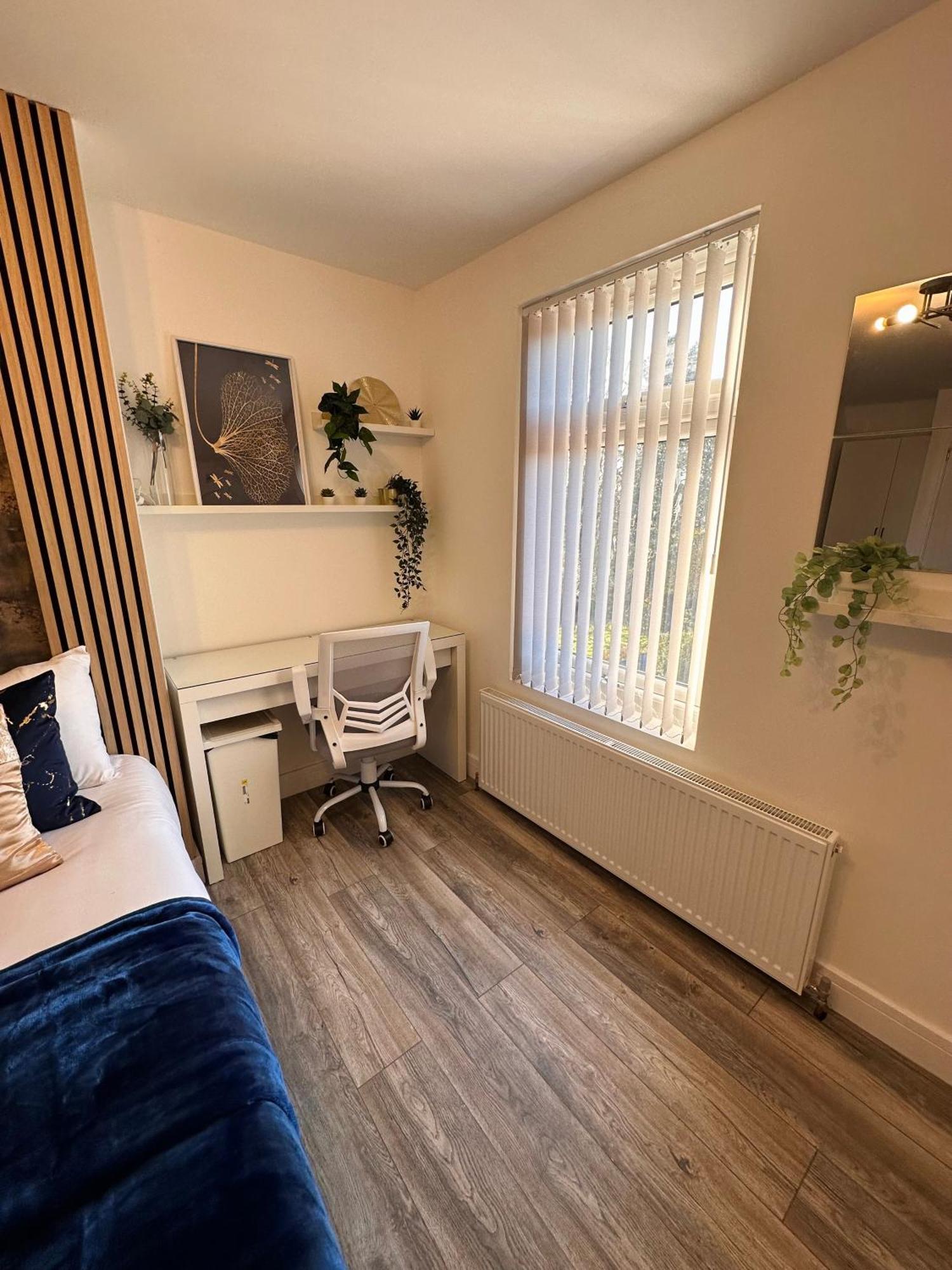 Guest house R4 - Luxury Studio Within A Shared House In Harborne Park Road - *