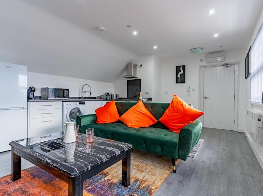 Warm Vibrant At The Very Close To Centre Apartment
