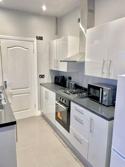Well Connected 4-bedroom House In Apartment *