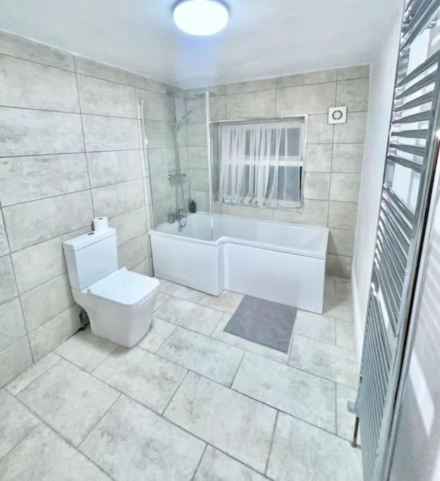 Well Connected 4-bedroom House In Apartment