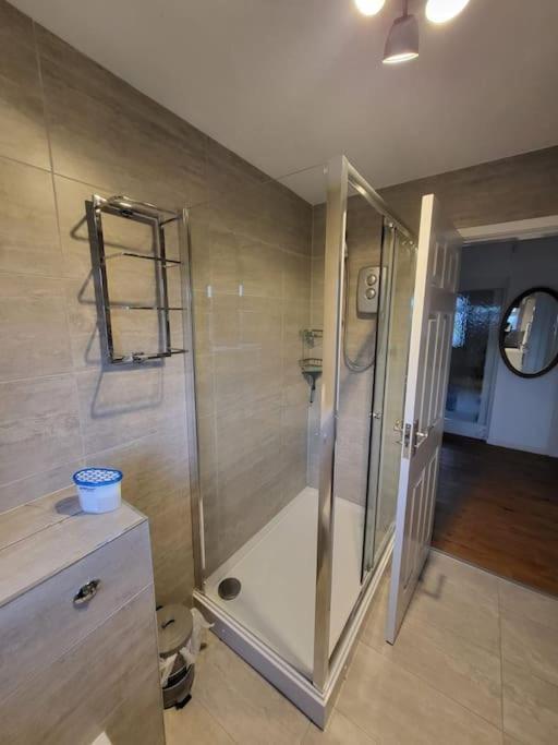 Lovely With Free Parking & Wi-fi Birmingham