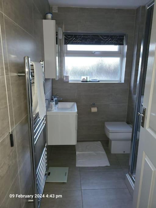Apartment Lovely With Free Parking & Wi-fi *