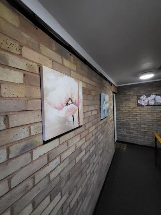 Apartment Lovely With Free Parking & Wi-fi *