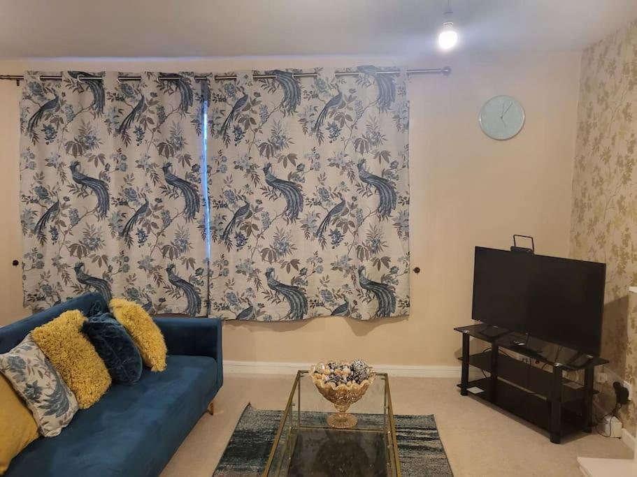 Lovely With Free Parking & Wi-fi Apartment