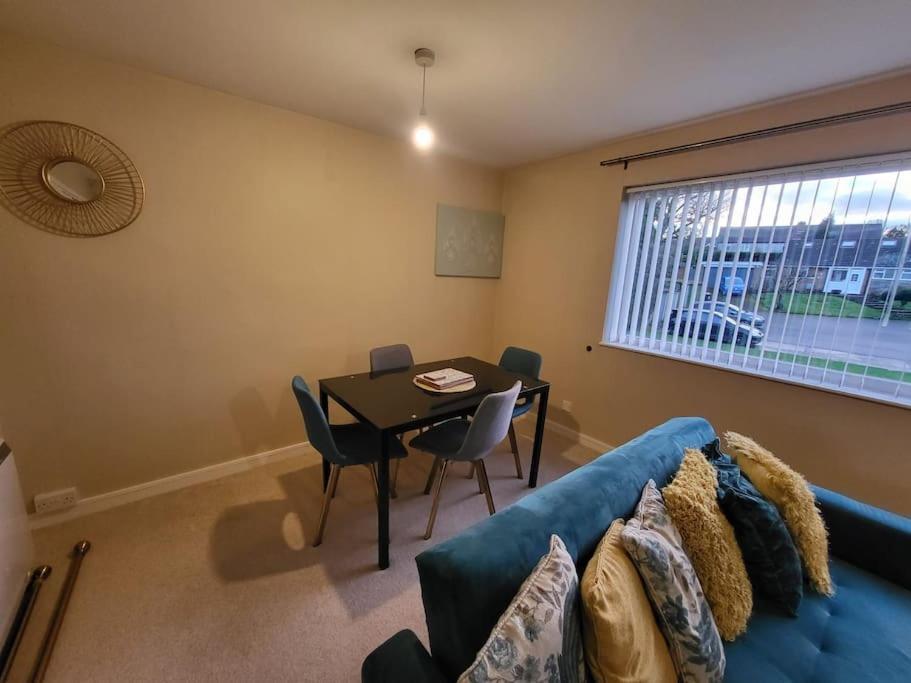Apartment Lovely With Free Parking & Wi-fi *