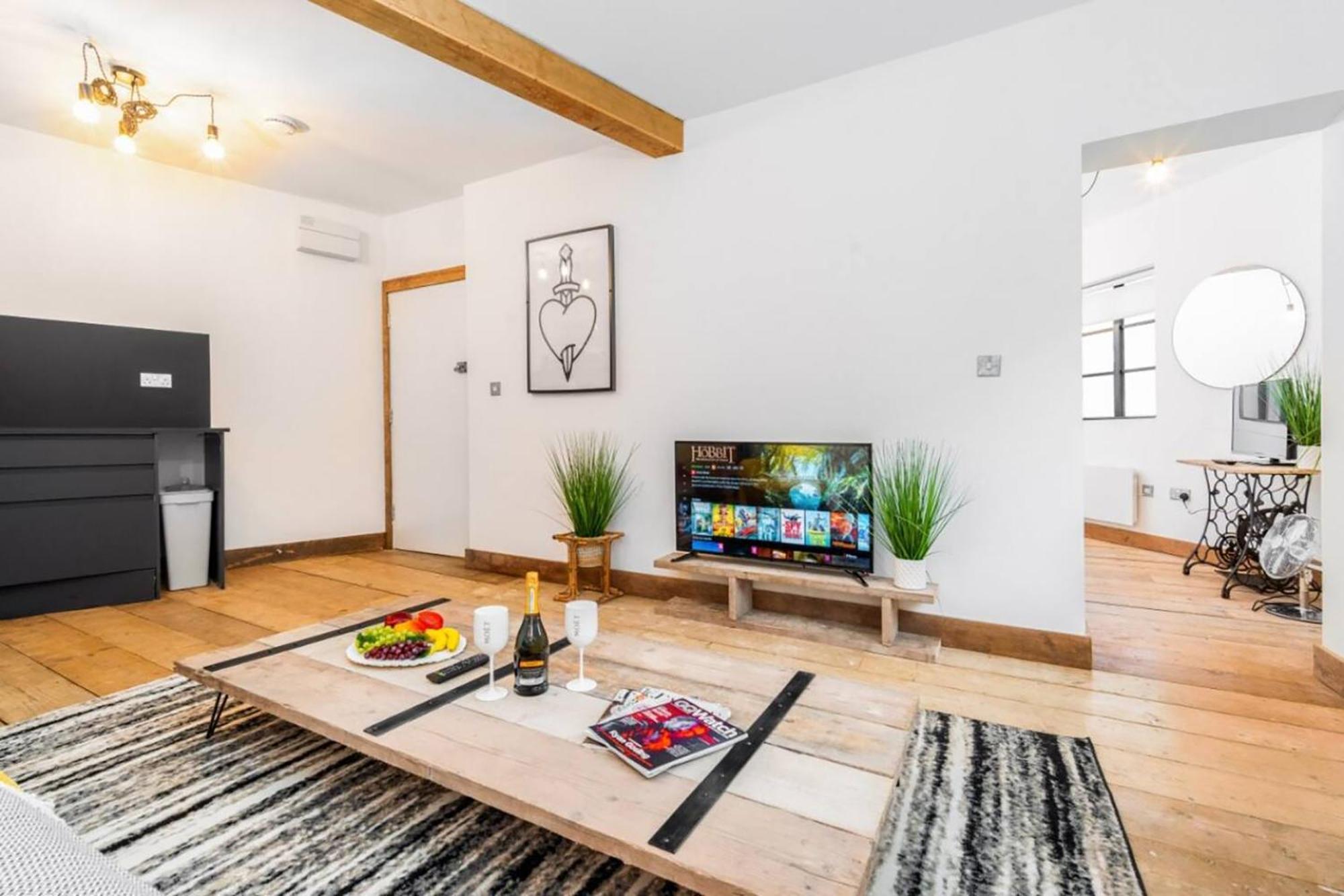 Loft - Near Centre - Smart Tv- Wifi - Netfix - Parking - Rated - 2nt Apartment *