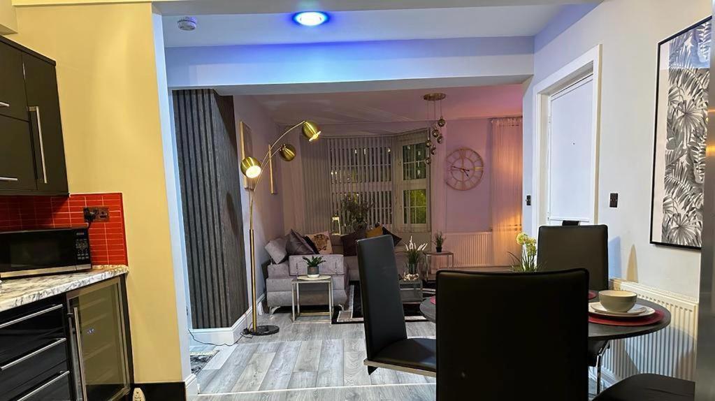Luxury 9ine Lush Jacuzzi With Balcony Apartment *