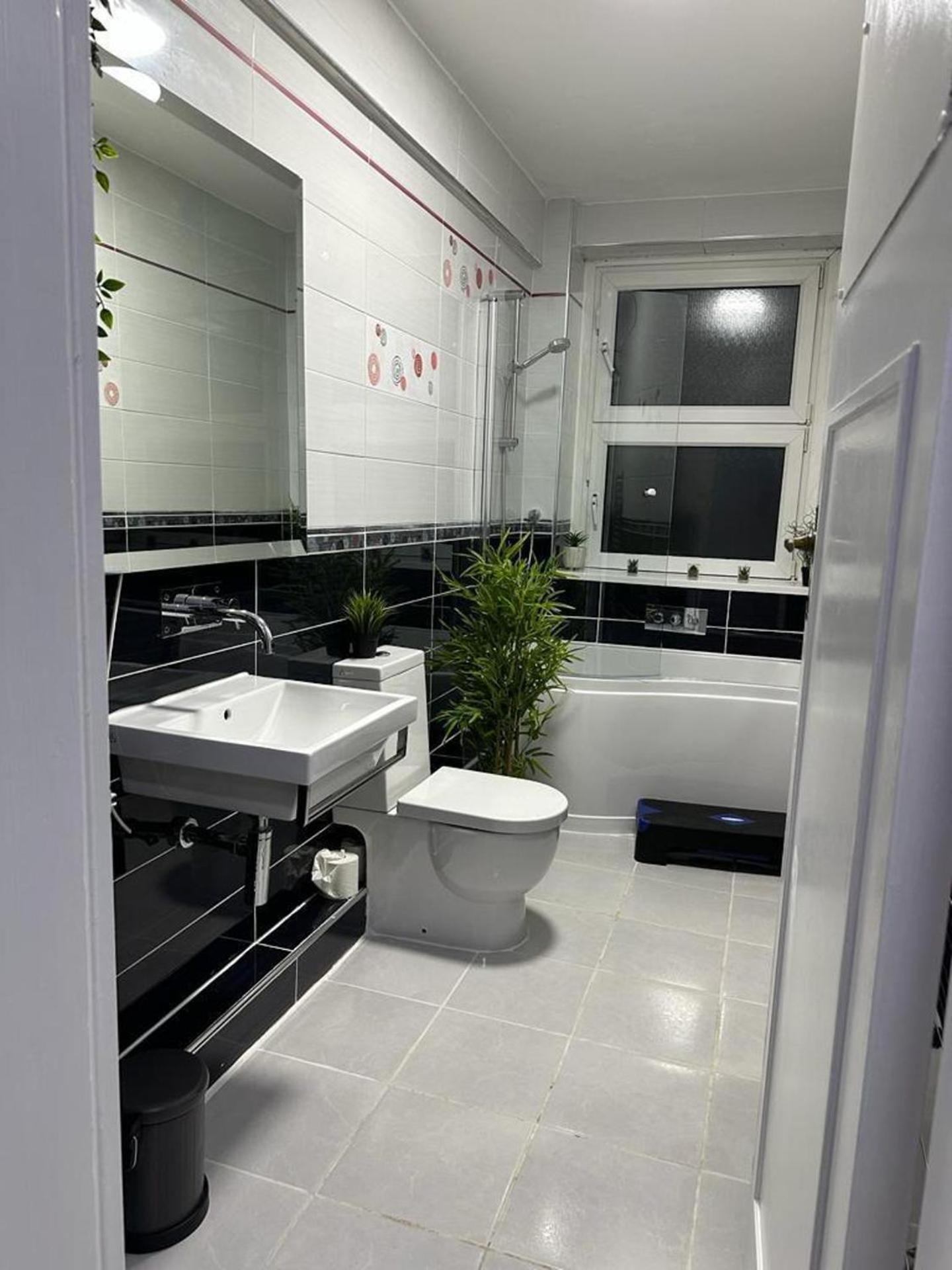 Luxury 9ine Lush Jacuzzi With Balcony Apartment