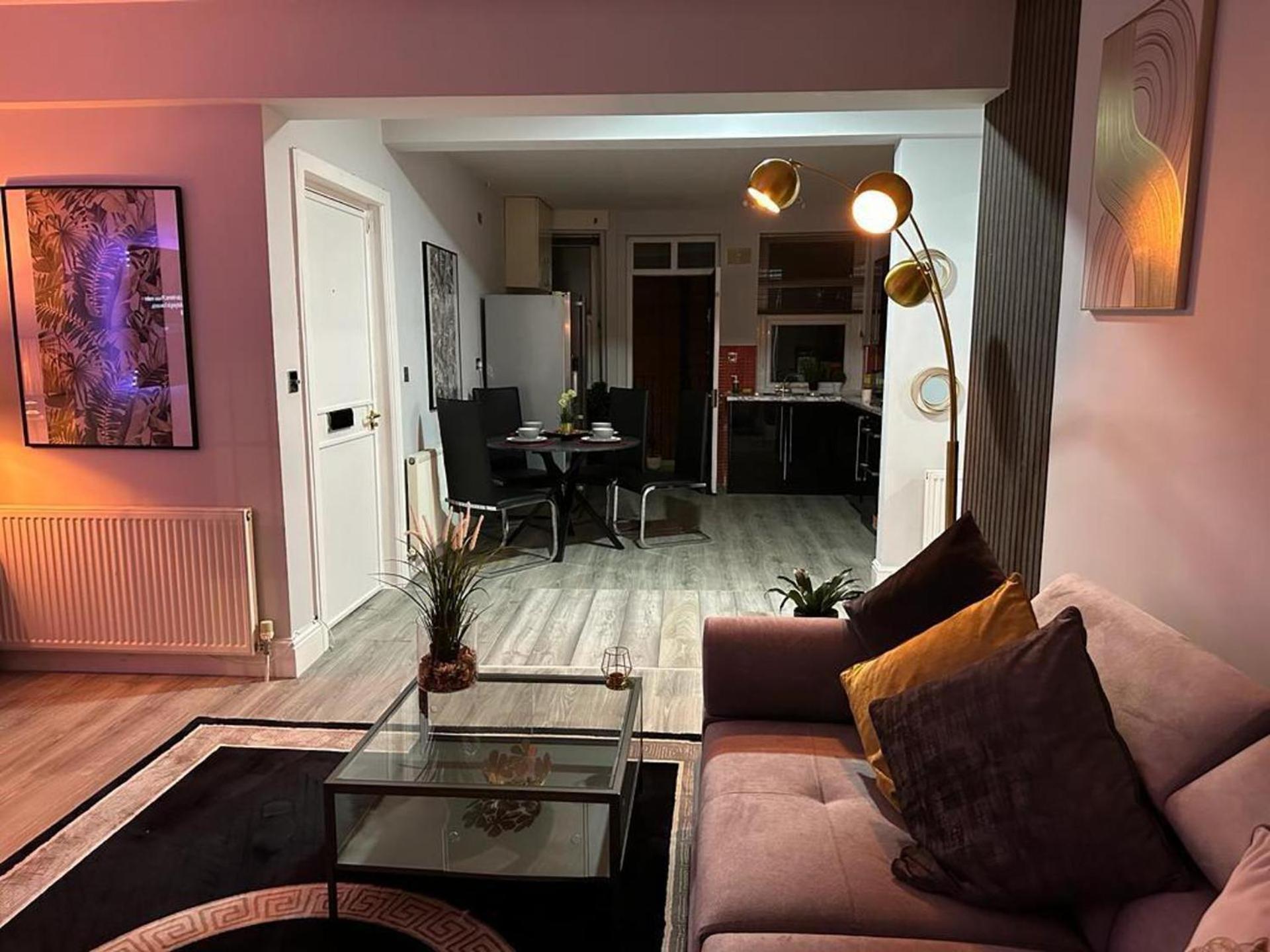 Luxury 9ine Lush Jacuzzi With Balcony Apartment Birmingham