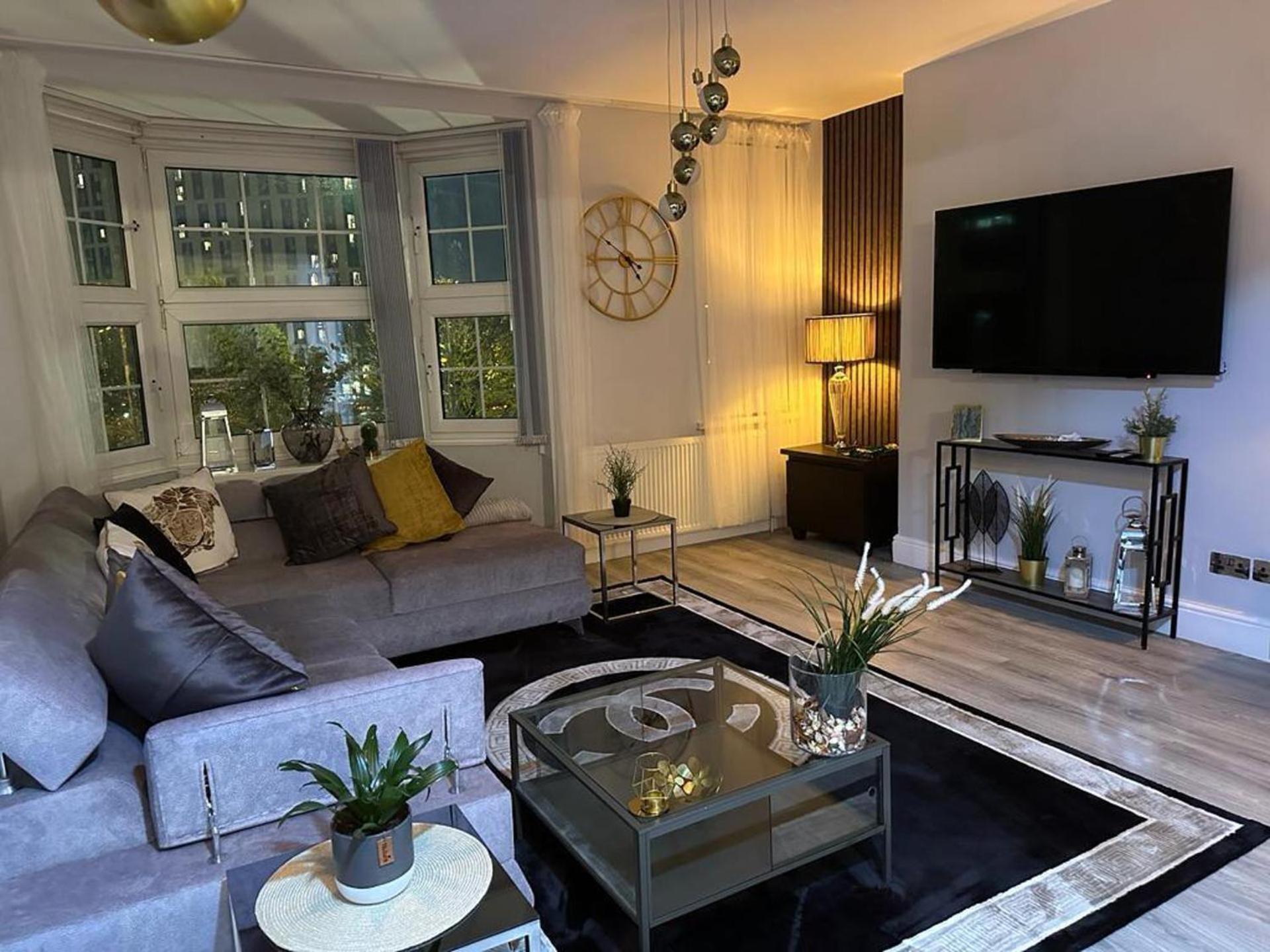 Luxury 9ine Lush Jacuzzi With Balcony Apartment